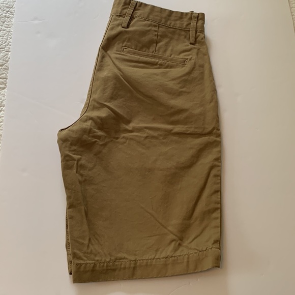 GUC Mens Gap khaki shorts, size 30. Minor fading flaws noted. - Picture 7 of 7